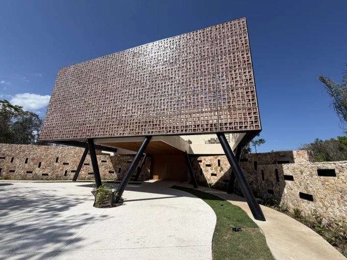 Tierra Madre - Motor Lobby